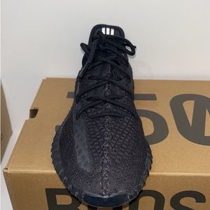 Yeezy boost 350v2 onyx size 12